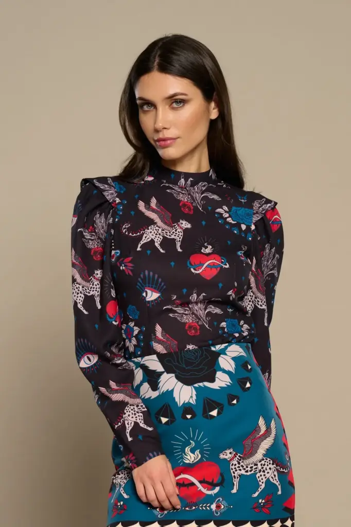 Top estampado místico gatos alados y corazones