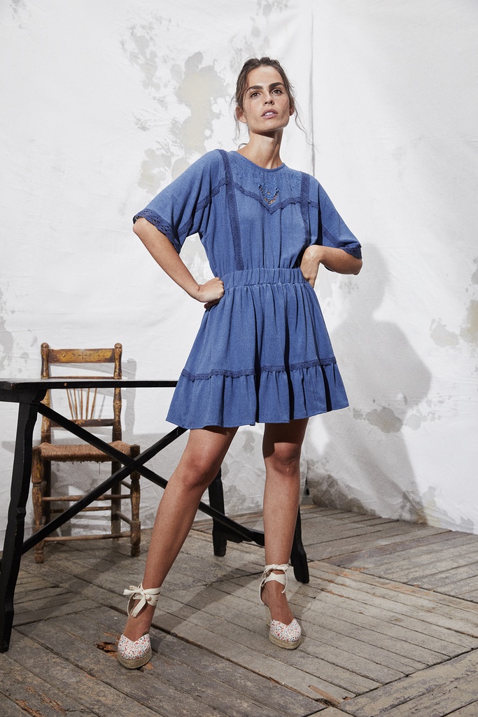 Vestido con puntilla y bordados color azul