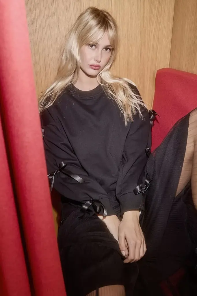 Sudadera lazos en las mangas