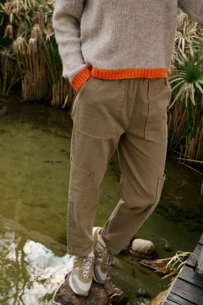 Pantalón pespuntes en bolsillos 