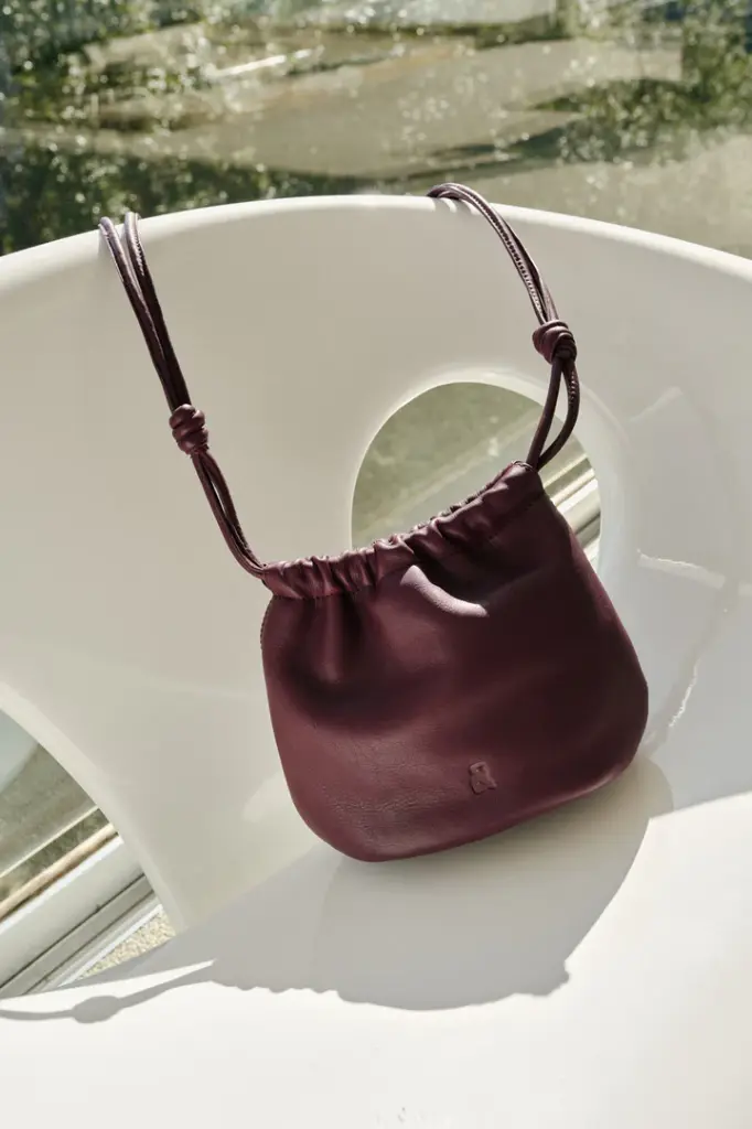 Bolso piel fruncida color berenjena 