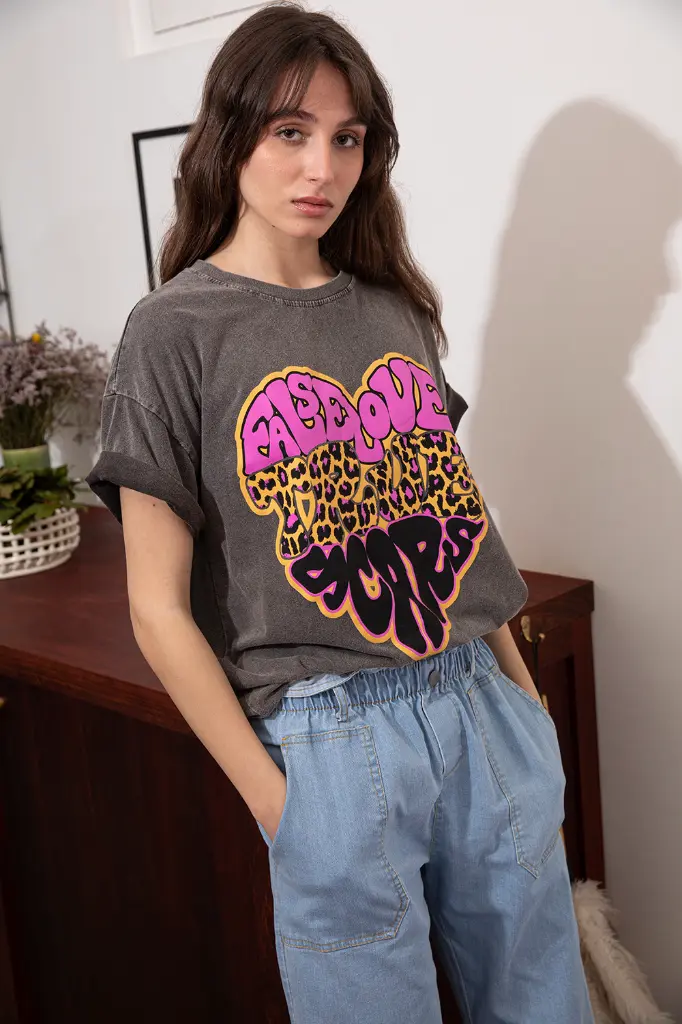 Camiseta FALSE LOVE color negro 