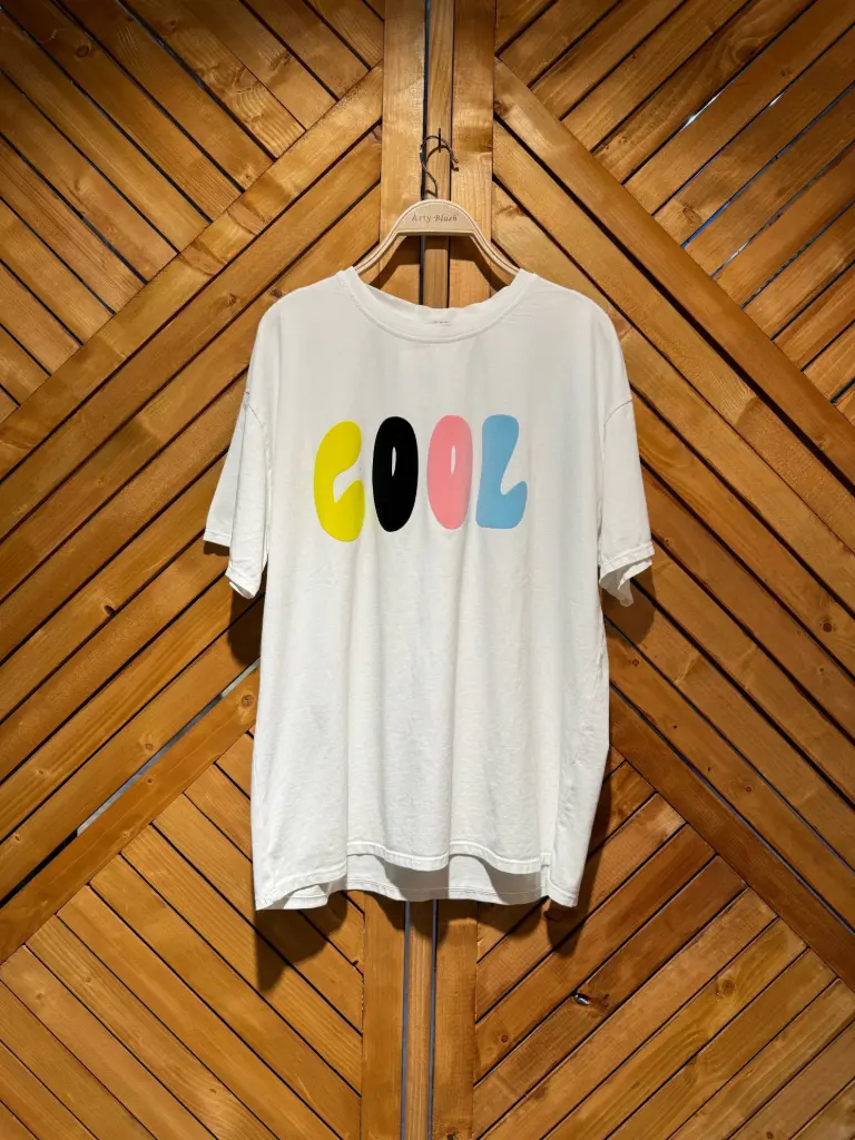 Camiseta COOL multicolor color blanco pastel 
