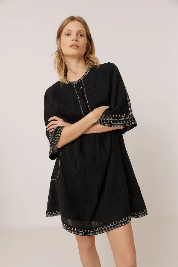 Vestido bordado contraste INDI & COLD (XS)
