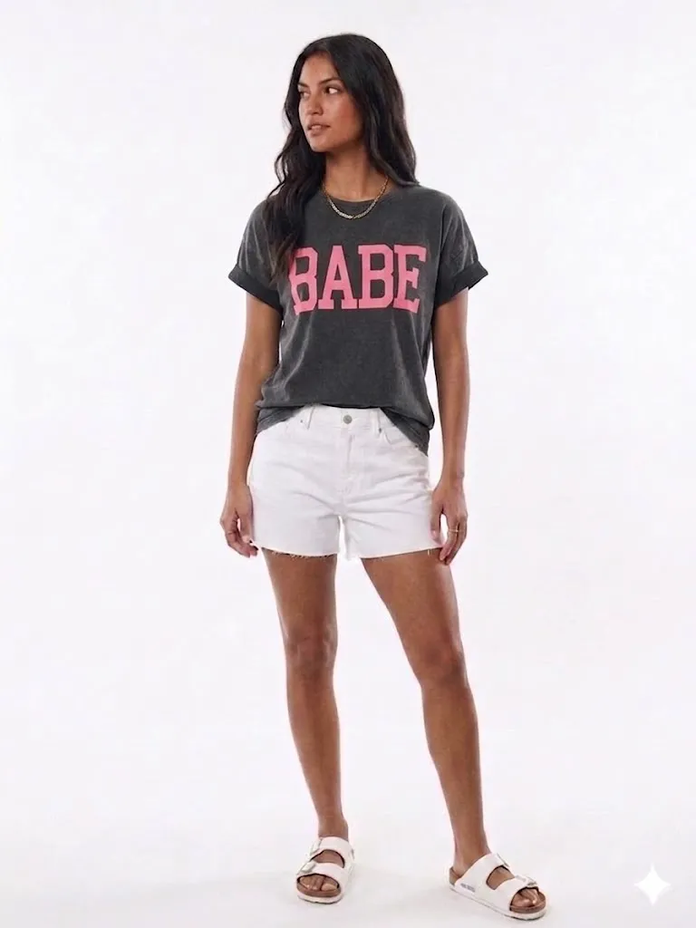 Camiseta BABE color negro & fucsia