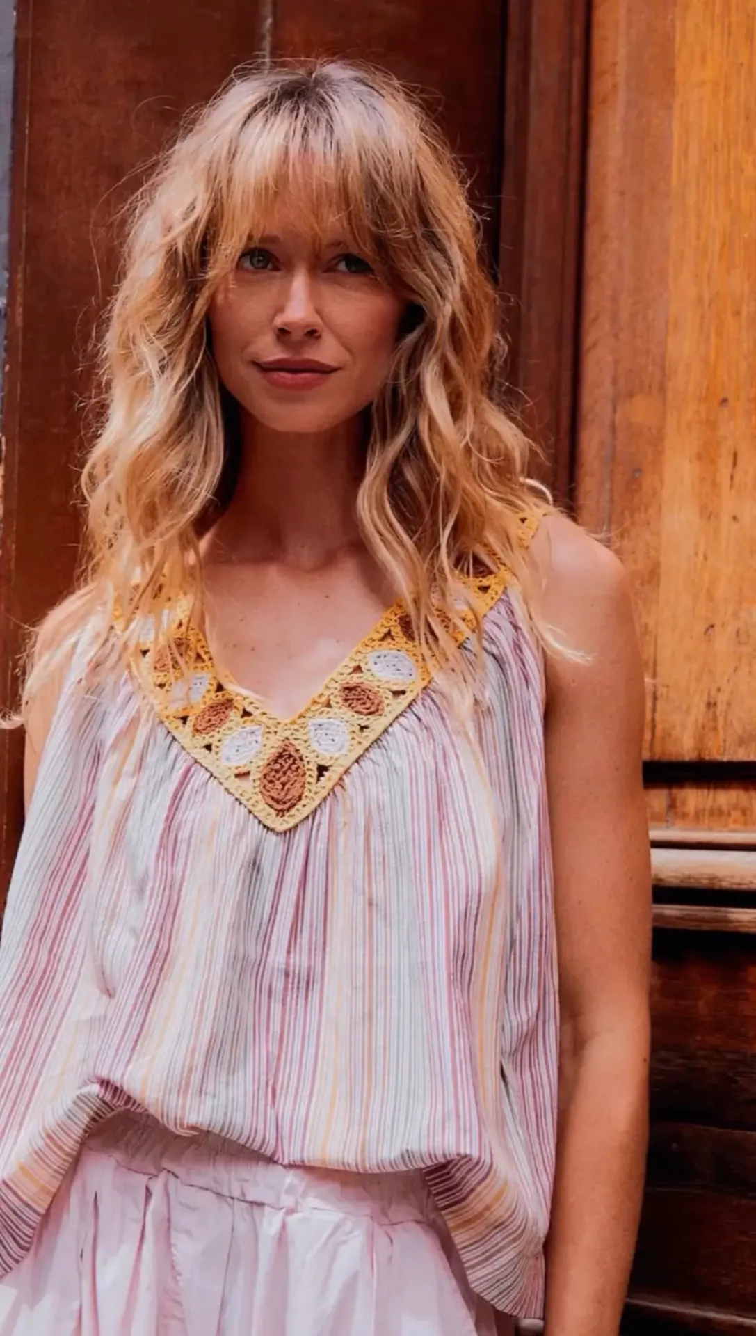 Top de rayas, lazada y crochet multicolor