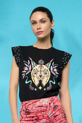 Camiseta bordados y tachas 