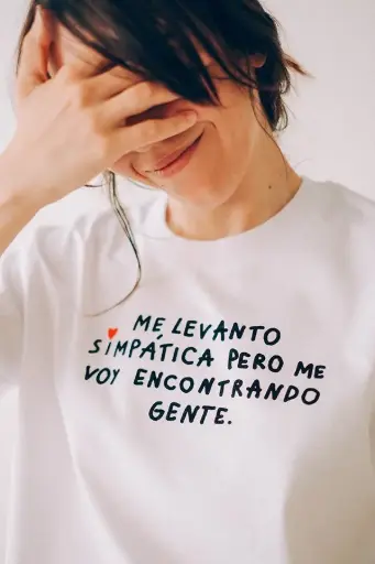 Camiseta me levanto simpática...