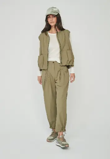 Pantalón pinzas y gomas kaki 