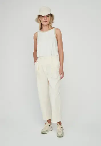 Pantalón pinzas y gomas crudo