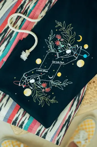 Camiseta Que todo fluya, y nada influya 