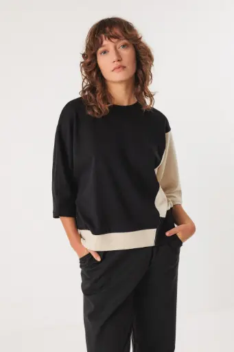 Camiseta manga murciélago asimétrico