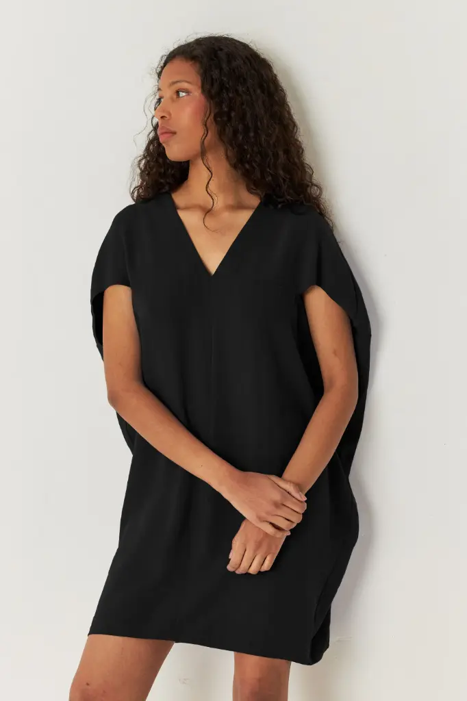 Vestido de cuello de pico color negro