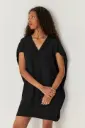 Vestido de cuello de pico color negro