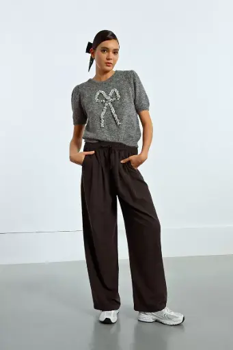 Pantalón de tiro alto y perneras anchas 