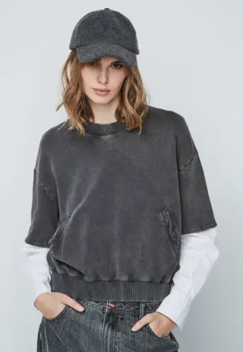 Sudadera gris con mangas de camisa