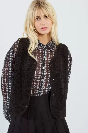 Camisa corte amplio y bajo asimétrico