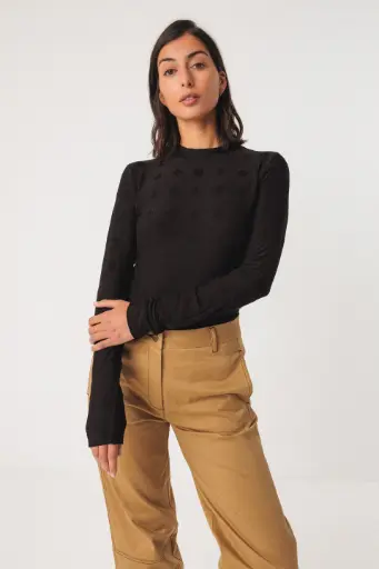 Camiseta ceñida costuras remalladas