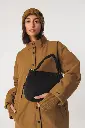 Bolso cuadrado ajustable negro 