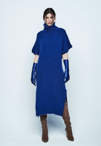 Vestido largo de punto de cuello alto y abertura en laterales azulón
