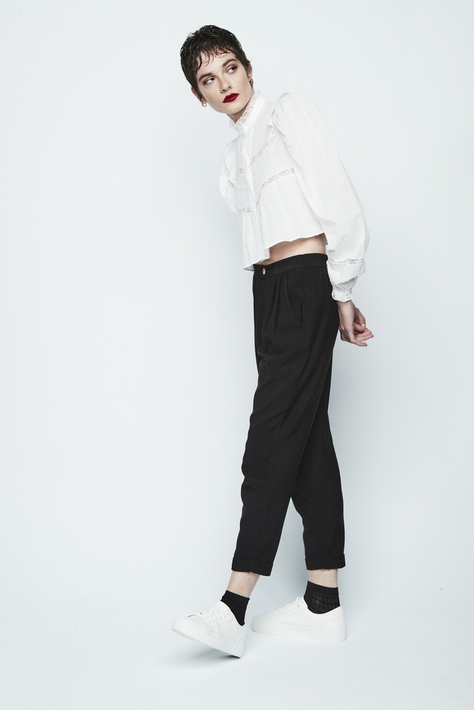 Pantalón de mujer tobillero con pliegues color negro