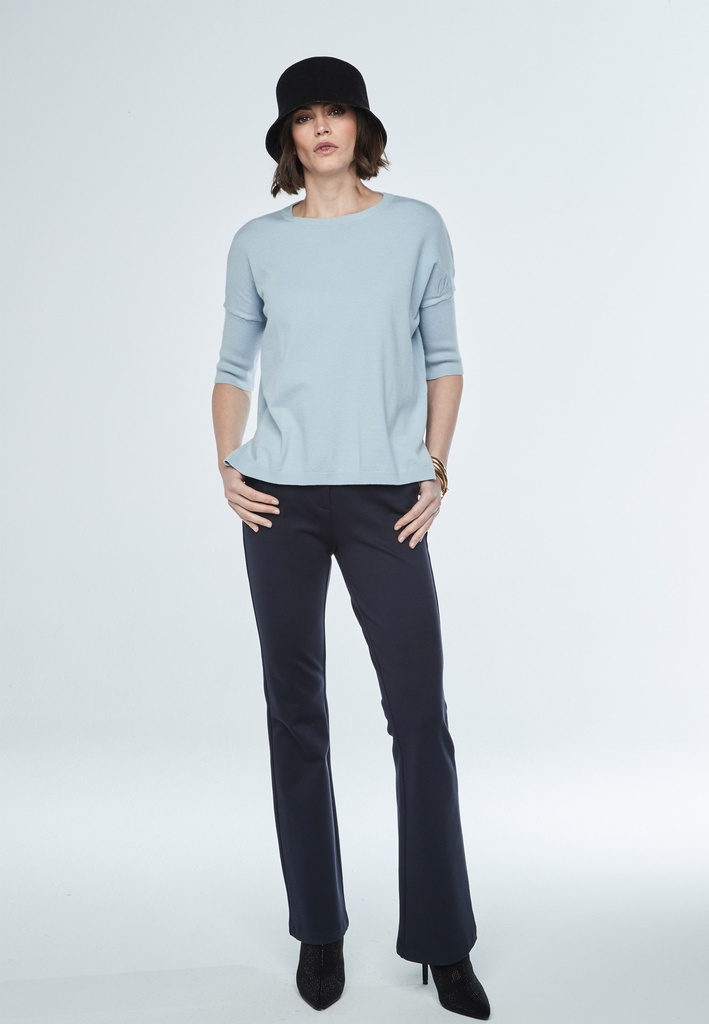  Pantalón flare con cierre delantero color negro